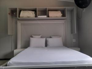 Katil atau katil-katil dalam bilik di Silent Night Guest House Sunnyside Pretoria