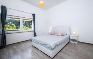 Katil atau katil-katil dalam bilik di Stunning Apartment In Rabac With Wifi