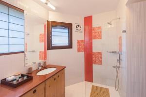 une salle de bain avec lavabo et douche dans l'établissement Lions Den Estate 7 BD Ramgarh serviced Villa BBQ, à Rāmgarh 28 autres photos