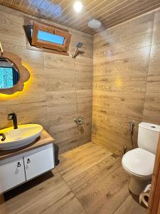 A bathroom at Nehir Bungalows