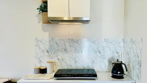 una cucina con piano di lavoro e piano cottura di 20 minutes to Mel CBD 2 BRs AirCon unit guest house a Laverton Altre 2 foto
