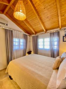 Postel nebo postele na pokoji v ubytování Jenoa, sealight house