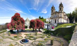 ein altes Herrenhaus mit einem Garten davor in der Unterkunft Liberdade Home Royal direito in Braga