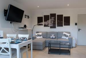 Les PaccotsAntre de la Force的客厅里有一张沙发和一张桌子。