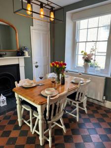 una sala da pranzo con tavolo e sedie in legno di 2 bed period cottage sleeps 4 in central Crickhowell a Crickhowell