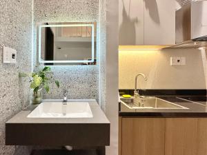 岘港The Sandy Toes的厨房里有水槽和镜子 更多69张照片