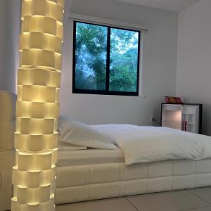 une chambre avec un lit et une fenêtre dans l'établissement Master Bedroom In CALLE OCHO, à Miami