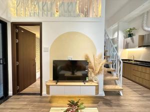 岘港The Sandy Toes的一间带电视和楼梯的客厅