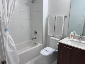 une salle de bain avec toilettes, baignoire et lavabo dans l'établissement Master Bedroom In CALLE OCHO, à Miami 20 autres photos