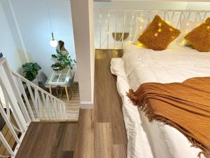 岘港The Sandy Toes的一间卧室设有一张床,楼梯设有桌子