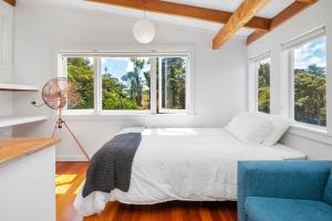 Ένα ή περισσότερα κρεβάτια σε δωμάτιο στο Piha - City Escape, Piha Holiday Home