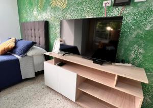 TV a/nebo společenská místnost v ubytování PARK 66 Apartaestudios