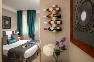 Postel nebo postele na pokoji v ubytování Condotti Boutique Hotel
