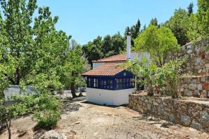 Το κτήριο όπου στεγάζεται  η παραθεριστική κατοικία