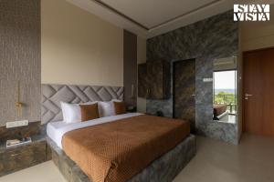 Ένα ή περισσότερα κρεβάτια σε δωμάτιο στο StayVista at Brick & Beam with Private Plunge Pool, Lawn, BBQ and Bonfire +25 φωτογραφίες