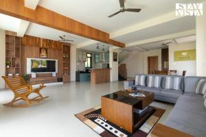 Μια τηλεόραση ή/και κέντρο ψυχαγωγίας στο StayVista at Brick & Beam with Private Plunge Pool, Lawn, BBQ and Bonfire