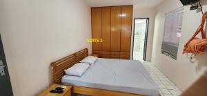 Katil atau katil-katil dalam bilik di Melhor apto 3 suítes vista praia à beira mar, piscinas e estruturas +57 gambar
