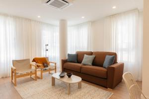 a living room with a couch and a table at Doce de Colón Requena in Requena