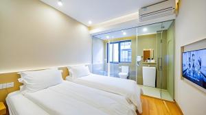 Postelja oz. postelje v sobi nastanitve Gulangyu Liuyue Garden Resort Hotel