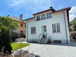 een wit huis met een rood dak bij Grande maison dans les Pyrénées in Argelès-Gazost