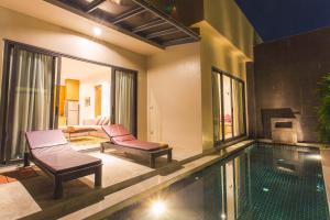 Afbeelding uit fotogalerij van Honeymooner Pool Villa@Seastone in Bang Tao Beach