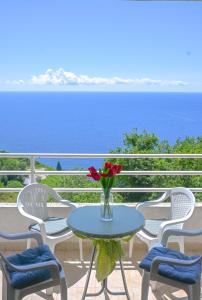 Φωτογραφία από το άλμπουμ του The rising sun-Stylish Sea View Apartment στην Μπούντβα