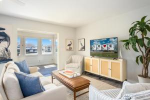 Una sala de estar con un sofá y un televisor. en Pier Pressure, en Greenbackville