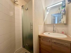 Kúpeľňa v ubytovaní T3 à Carnac: 2 Chambres, Balcon Sud, Proche Plage et Commerces - FR-1-377-78