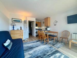 Kuchyňa alebo kuchynka v ubytovaní T3 à Carnac: 2 Chambres, Balcon Sud, Proche Plage et Commerces - FR-1-377-78