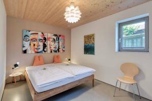 Postel nebo postele na pokoji v ubytování LIEBLINGSECK nachhaltige 5-Sterne Ferienwohnung am Chiemsee
