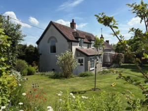 ein Haus in einem Garten in der Unterkunft Charming modernized country cottage Near Mere, Wiltshire in Mere