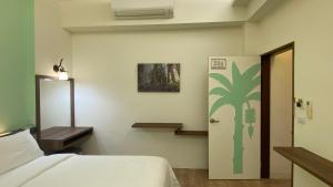 Postel nebo postele na pokoji v ubytování 台東漫活電梯民宿-新開幕-限時優惠-可包棟