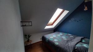 奥斯坦德Modern renovated duplex with unique and calming view T33的带床和窗户的卧室 更多2张照片