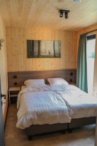 Una cama o camas en una habitación de 't Groote Veen