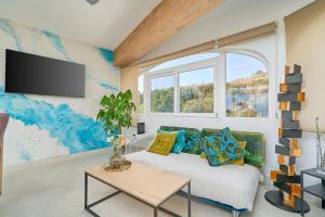 a living room with a couch and a tv at Apartamento Mejor Clima Europa in Torrox Costa