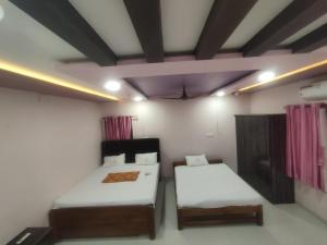 Una cama o camas en una habitación de Nisarga