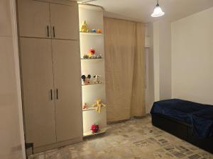 1 dormitorio con 1 cama y armario con estanterías en شقة 3غرف نوم في ضاحية الرشيد, en Amán
