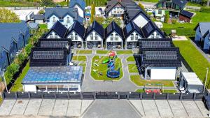 Basen w obiekcie Domki Nord Breeze z podgrzewanym basenem i jacuzzi lub w pobliżu