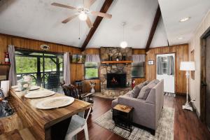 ein Wohnzimmer mit Tisch und Kamin in der Unterkunft Pet friendly, hottub, sleeps 4, flat roads, GBurg! in Gatlinburg