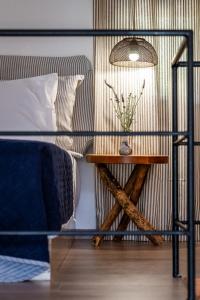 ein Schlafzimmer mit einem Bett und einem Tisch mit einer Pflanze darauf in der Unterkunft Irida Skopelos in Stafylos