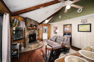 ein Wohnzimmer mit Couch und Kamin in der Unterkunft Pet friendly, hottub, sleeps 4, flat roads, GBurg! in Gatlinburg