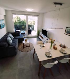 una sala de estar con una mesa y un sofá en Apartment Gelo, en Okrug Donji