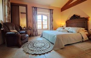 Postel nebo postele na pokoji v ubytování Relais de Laval