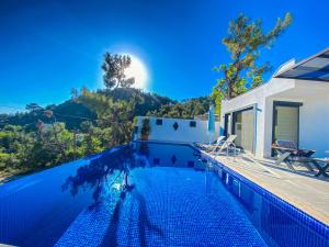 ein Swimmingpool vor einem Haus in der Unterkunft Villa Irmak İslamlar in Kaş