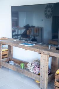 a wooden table with flowers on top of it at Appartement BRISE MARINE in Labenne