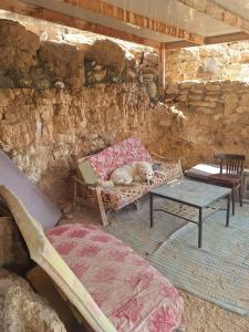 Uma área de estar em בית הסופר- בית בכרם