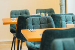 a row of tables and chairs in a room at Hotel Thesdorfer Hof in Pinneberg