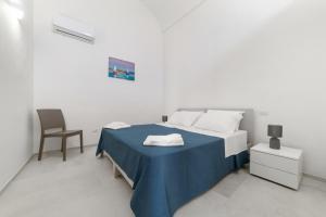 A bed or beds in a room at Nara Apartments 1 - Private Jacuzzi