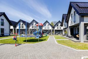 Plac zabaw dla dzieci w obiekcie Domki Nord Breeze z podgrzewanym basenem i jacuzzi