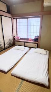 A bed or beds in a room at Kitayama Fuji View House